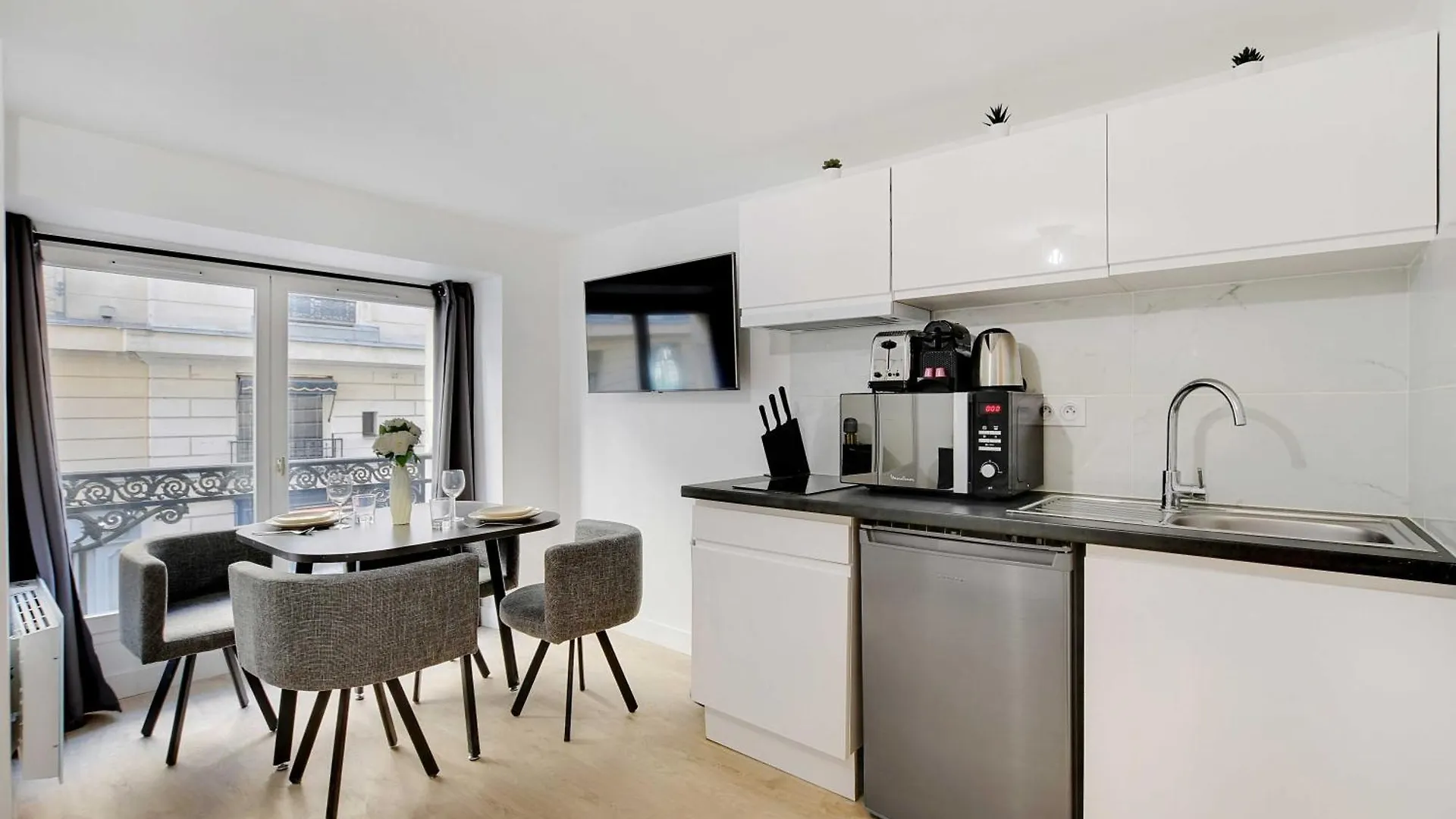 Cosy In The Heart Of Opera Apartment